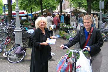 folderen op de Noodermarkt